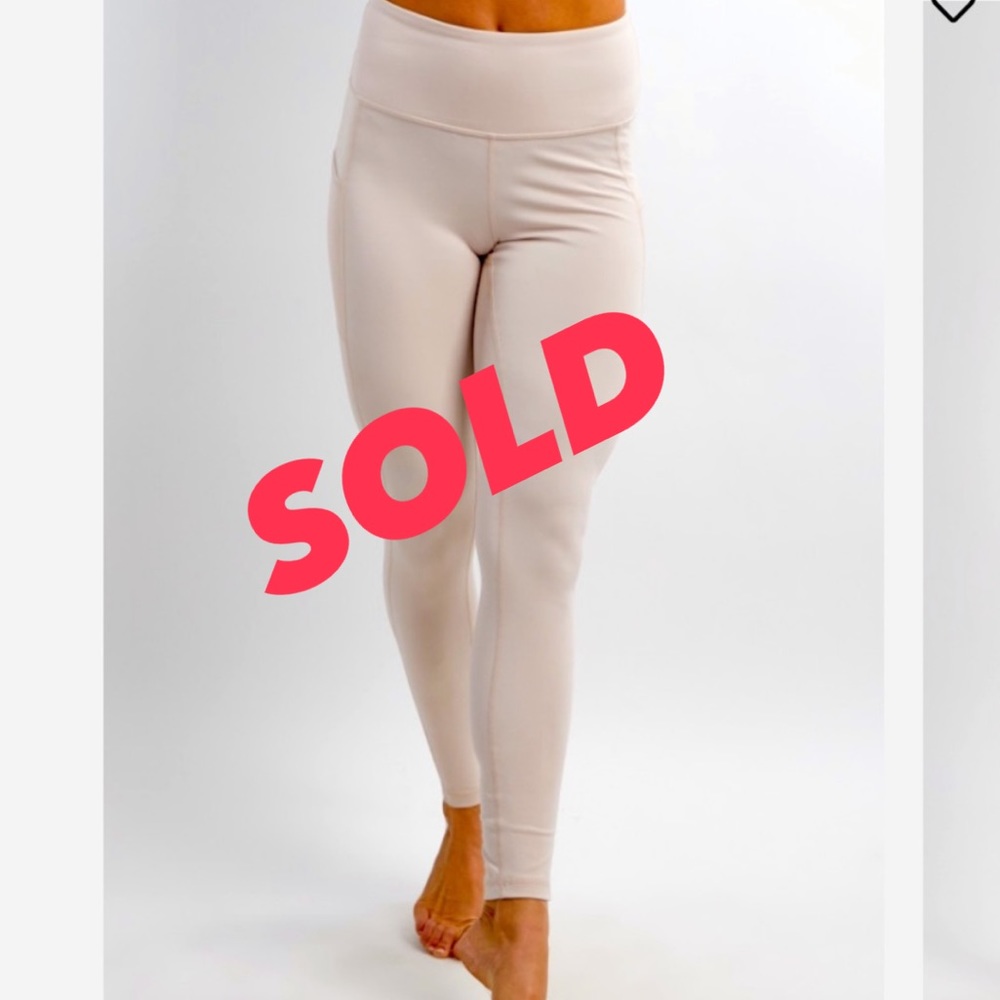 Leggings with mesh pockets. (like Lululemon)